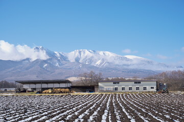 雪が残る美しい農村の景色