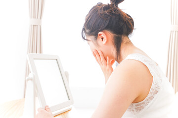 スキンケアをする若い女性