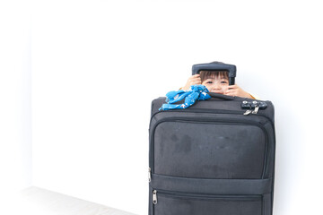 スーツケースを運ぶ子供