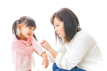 子どもをしつけするお母さん