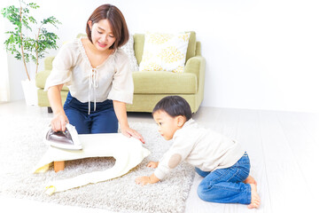 家事をするお母さんと子供