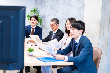 リモートでテレビ会議をするビジネスパーソン