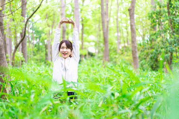 自然を散策する若い女性