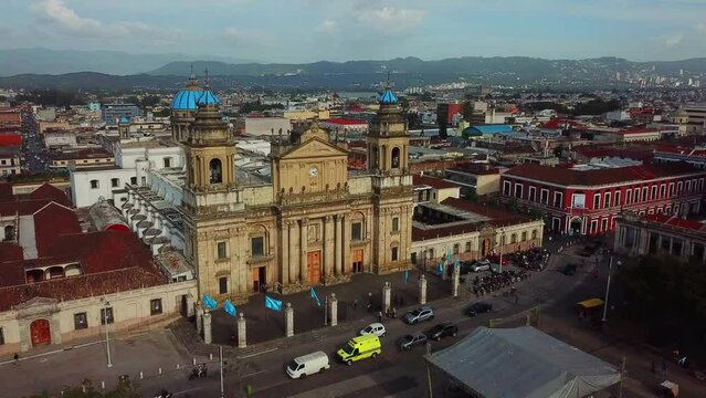 Vista a&eacute;rea de dron de la Catedral Metropolitana, la iglesia principal de la Ciudad de Guatemala y de la Arquidi&oacute;cesis de Guatemala. Su estructura masiva incorpora elementos barrocos y cl&aacute;sicos.