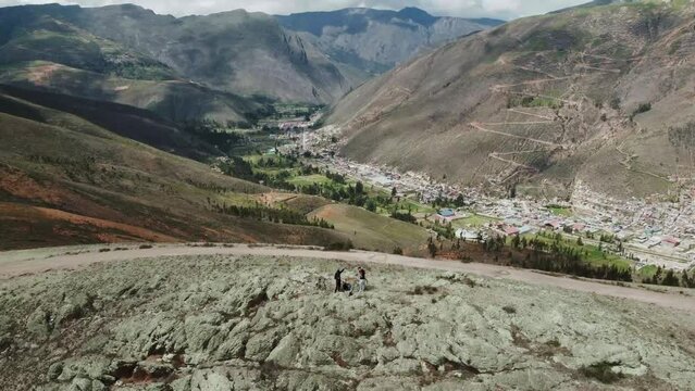 hermosos paisaje con el fondo de una ciudad peruana tarma junin per&uacute;