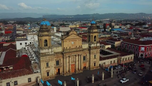Vista a&eacute;rea de dron de la Catedral Metropolitana, la iglesia principal de la Ciudad de Guatemala y de la Arquidi&oacute;cesis de Guatemala. Su estructura masiva incorpora elementos barrocos y cl&aacute;sicos.