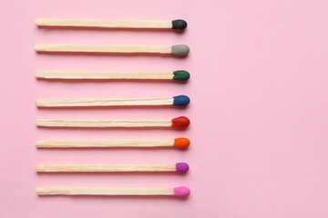 Naklejka premium Different new matchsticks on pink background