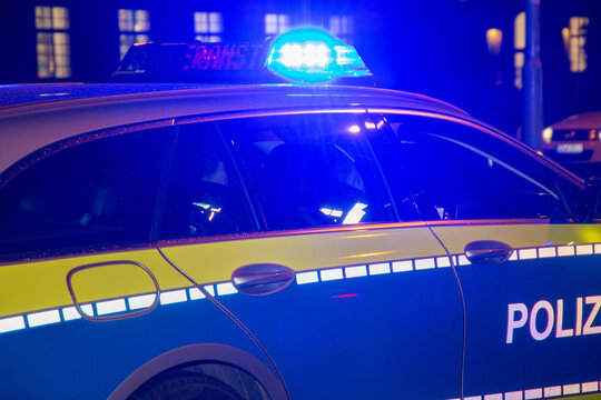 Symbolbild Polizeieinsatz: Einsatzfahrzeug der Polizei bei Dunkelheit