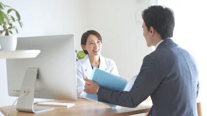 Obraz premium 打ちあわせをする日本人