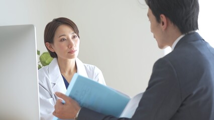 Obraz premium 打ちあわせをする日本人