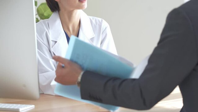 打ちあわせをする日本人