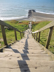 Holztreppe zum Strand
