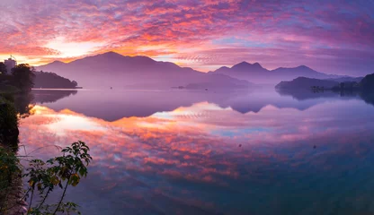 Papier Peint photo Violet Culture asiatique - Le magnifique paysage du niveau du lac reflète le ciel dramatique du lever du soleil dans le lac Sun Moon, à Taïwan, en Asie. les célèbres attractions touristiques de Nantou, Taiwan. Paysage du lac Sun Moon,