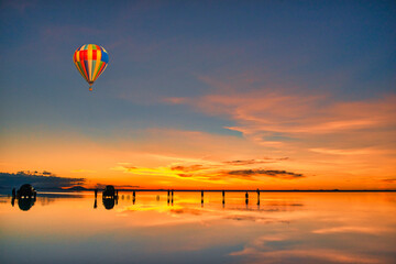 ミラーレイク・ウユニ塩湖の美しい夕景