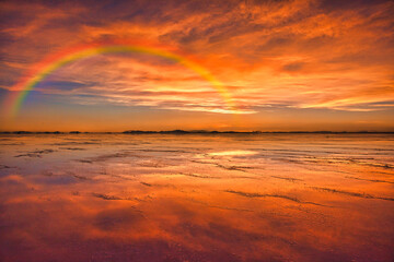 Fototapeta na wymiar ミラーレイク・ウユニ塩湖の美しい夕景