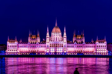 Naklejka premium Hungarian parliament building at night, budapest, hungary. Beautiful architecture illuminated by lanterns. A beautiful old building on the danube river. A magical view of the ancient city. Close up.
