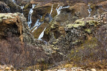 Fototapeta na wymiar Flusslauf des Botnsá im Tal Botnsdalur nahe dem Glymur-Wasserfall