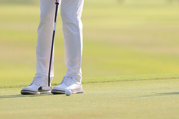 Obraz premium Young male golfer player on golf course