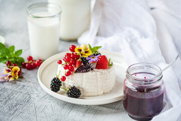 cottage cheese with fresh berries