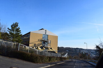 Seitenansicht, Gymnasium Mayen mit steiler STraße daneben