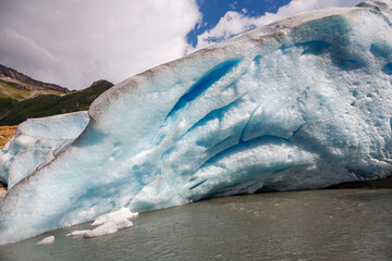 Die Eismassen der Gletscherzunge des Svartisen Gletscher