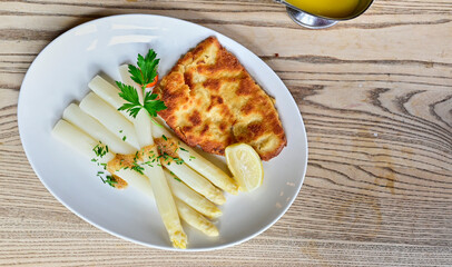 Frischer weißer Spargel mit Wiener Schnitzel und Butter auf weißen Teller als Banner