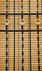 Window with metalized and symmetrical grid