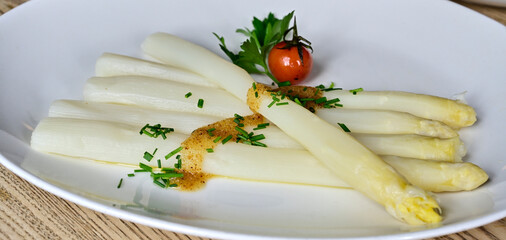 Frischer weißer Spargel mit Wiener Schnitzel und Butter auf weißen Teller als Banner