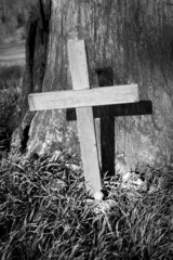Strassenkreuz (Unfallkreuz) an einer Landstrasse in Deutschland
