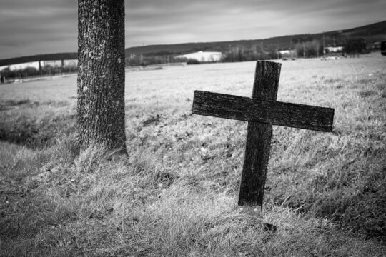Strassenkreuz (Unfallkreuz) an einer Landstrasse in Deutschland