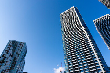 Fototapeta na wymiar The appearance of a high-rise condominium in Tokyo and the refreshing blue sky scenery_17