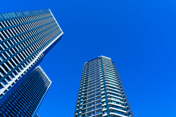 Fototapeta na wymiar The appearance of a high-rise condominium in Tokyo and the refreshing blue sky scenery_20