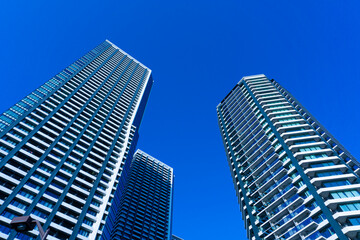 Fototapeta na wymiar The appearance of a high-rise condominium in Tokyo and the refreshing blue sky scenery_21
