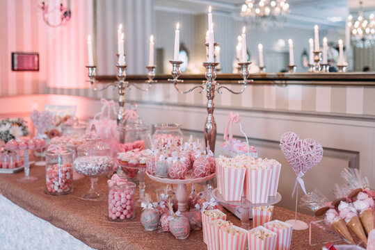 Candybar auf einer Hochzeit in rosa mit Kerzenleuchter