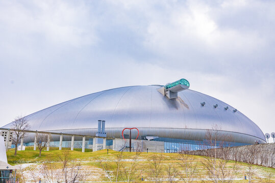 2019年6月 北海道札幌市: 札幌ドームの全景、日本プロサッカーリーグ（Jリーグ）北海道コンサドーレ札幌のホームスタジアム、日本プロ野球（NPB）パシフィック・リーグの北海道日本ハムファイターズの本拠地球場。