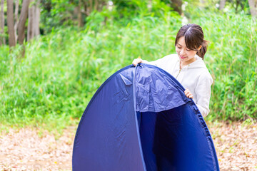 ソロキャンプを楽しむ若い女性