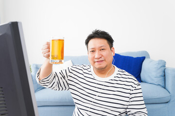 オンライン飲み会をする中年の男性