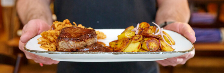 Rinderlende Filet mit Bratkartoffeln als Banner 