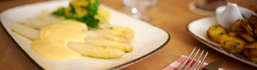 Weißer Spargel mit Sauce Hollondaise und Wiener Schnitzel und Salzkartoffel 
