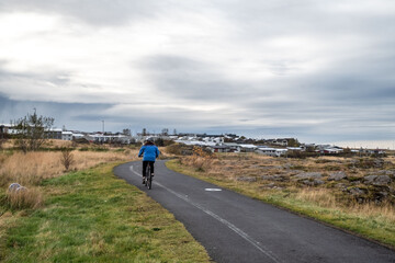 Radfahrer auf dem Strandvegur bei Grafavogur