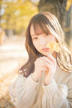 紅葉と女性
