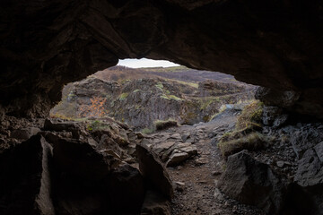 Felshöhle an der Schlucht des FLusses Bótnsa nahe dem Wassrfll Glymur