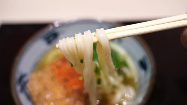 きつねうどんを食べる