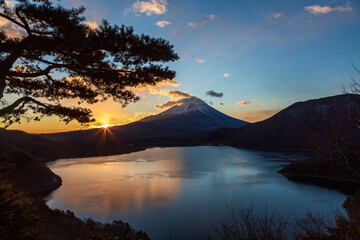 本栖湖 中の倉峠展望台から富士山の日の出