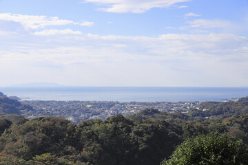 Fototapeta na wymiar 勝上山から見た鎌倉の街並みと湘南の海