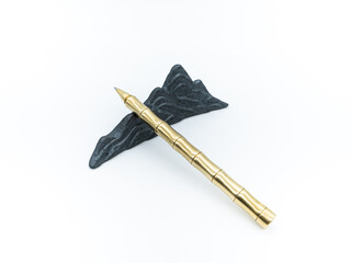 자연풍경을 모티브로 응용한 도자기 스타일의 펜 받침대