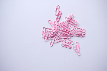 Naklejka premium colorful paper clip dropping on pink background .