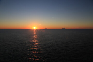Obraz premium Sunset over the Mediterranean sea with clear sky. Sun over the water