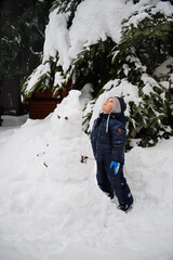 Toddlers making snowman