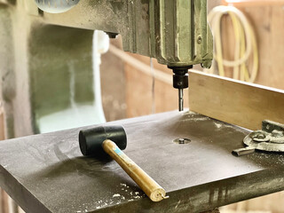 ドリル機械の上に置いたハンマー